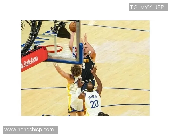 勇士赛场小动作引发热议 球员细节无意间成焦点